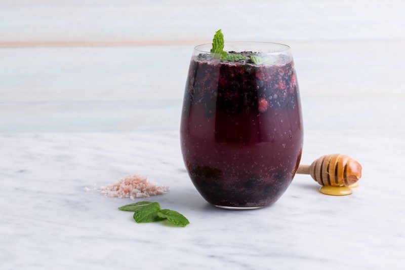 Healthier summer drinks with sparkling water 1 blueberry